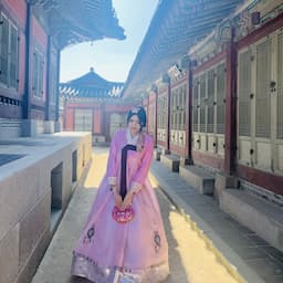 سلمى تتعلم اللغة الكورية